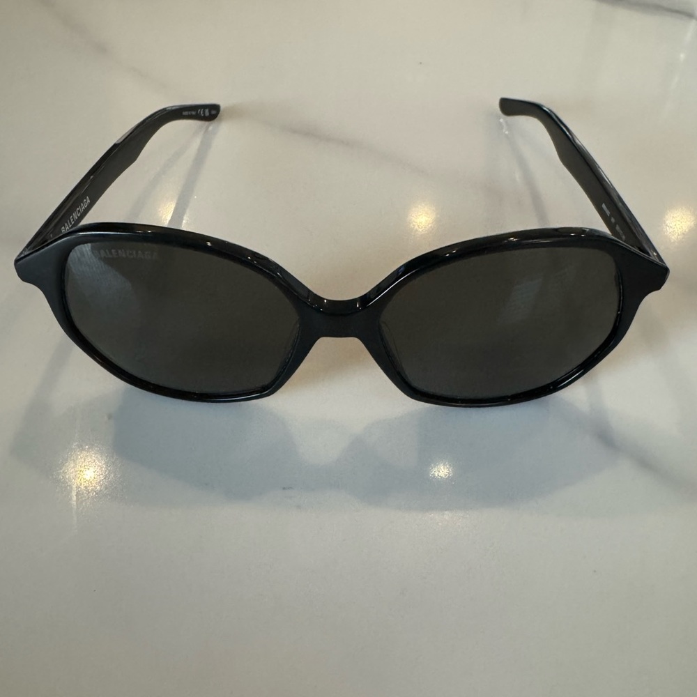 Balenciaga Oversized Round
Acetate Sunglasses - Picture 3 of 9